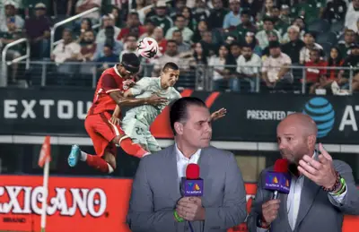 Luis García, Christian Martinoli y jugadores disputando balón/ Foto Canadian Soccer Talk.