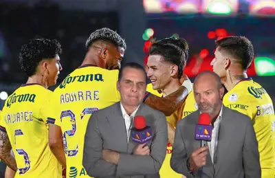 Luis García hablando y Christian Martinoli, atrás jugadores de las Águilas/Foto Club América.