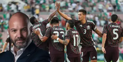 Luis García Postigo junto a futboilstas del Tri / FOTO DESDE PUEBLA