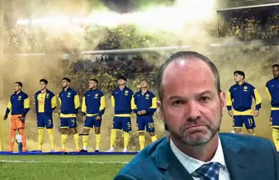 Luis García y jugadores del América/ Foto Récord.