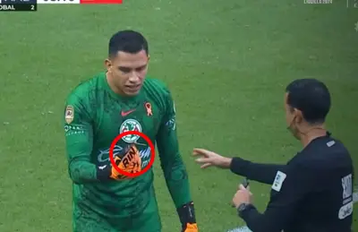 Luis Malagón sosteniendo objeto y César Ramos/ Foto TUDN.