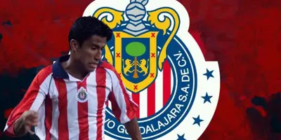 Luis Sandoval junto al escudo de Chivas / FOTO BOLAVIP