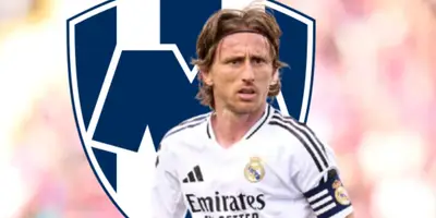 Luka Modric junto al escudo de Rayados / FOTO GETTY IMAGES