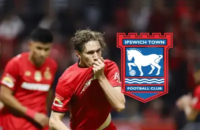 Marcel Ruiz besando escudo de Toluca y escudo del Ipswich Town/ Foto Getty Images.
