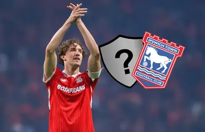 Marcel Ruiz, escudo del Ipswich Town y otro sin escudo/Foto Imago 7.