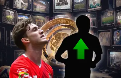 Marcel Ruiz y Obed Vargas en forma de silueta, flecha verde a un lado/Foto ABC.