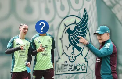 Marcelo Flores con jugador oculto y Javier Aguirre señalando/Foto Somos News.