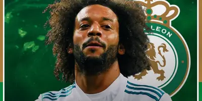 Marcelo Vieira junto al escudo del León / FOTO X