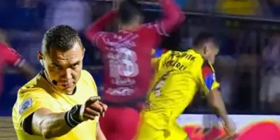 Marco Ortiz en el penal sobre Sebastián Cáceres / FOTO PALABRAS CLAVE