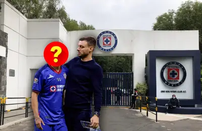 Martín Anselmi abrazando a jugador oculto/ Foto Mediotiempo.