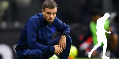 Martín Anselmi analizando el partido en cunclillas. Foto: La Afición