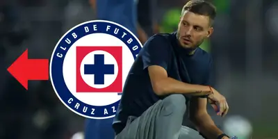 Martín Anselmi analizando partido en cunclillas. Foto: ESTO