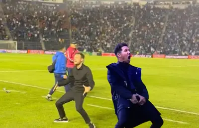 Martín Anselmi celebrando y Diego Pablo Simeone a su lado/ Foto Adrián Esparza y TUDN.