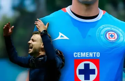 Martín Anselmi celebrando y jersey de Cruz Azul/Foto Marca.