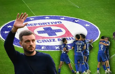 Martín Anselmi con la mano arriba y jugadores de Cruz Azul/ Foto Fútbol Total.