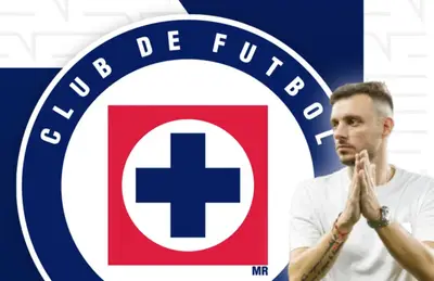 Martín Anselmi con las manos juntas y logo de Cruz Azul/Foto TNT Sports México.