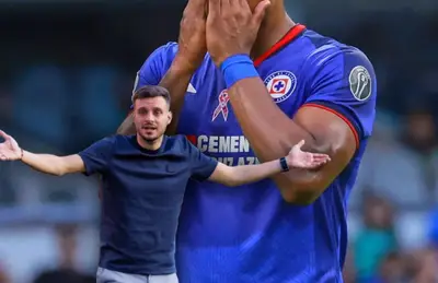 Martín Anselmi con los brazos abiertos/Foto La Opinión.