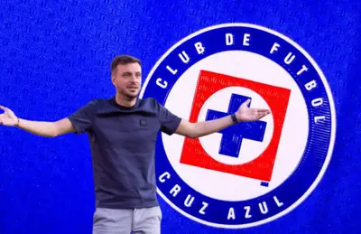 Martín Anselmi con los brazos abiertos y logo de Cruz Azul/ Foto Revista Merca 2.0.
