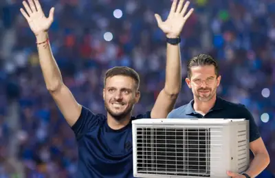 Martín Anselmi con manos arriba e imagen de Fernando Gago hecha por Fútbol Total/ Foto Claro Sports.