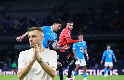 Martín Anselmi con manos juntas y jugadores de Cruz Azul y Atlas disputando/ Foto Deportivista MX