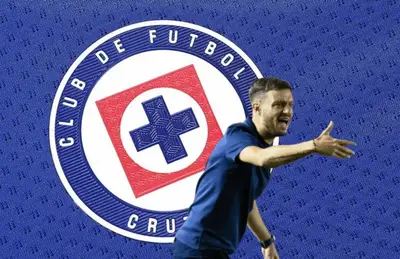 Martín Anselmi dando instrucciones y escudo de Cruz Azul/ Foto Soy Fútbol.