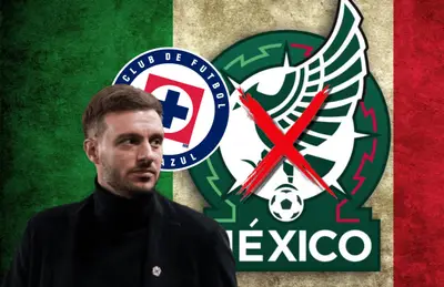 Martín Anselmi, escudo de Cruz Azul y Selección Mexicana con cruz roja/Foto AP Noticias.
