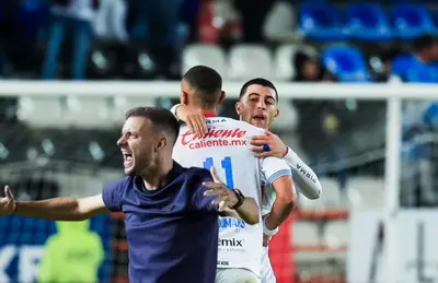 Martín Anselmi festejando y elementos abrazados/Foto Cruz Azul.