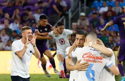 Martín Anselmi gritando, jugadores disputando balón y abrazándose/ Foto Henry Herald.