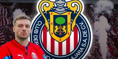 Martín Anselmi junto al escudo de Chivas / FOTO FÚTBOL TOTAL