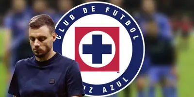 Martín Anselmi junto al escudo de Cruz Azul / FOTO EFE