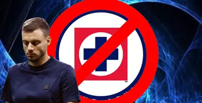 Martín Anselmi junto al escudo de Cruz Azul / FOTO EFE