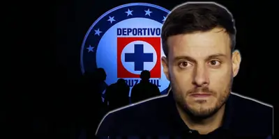 Martín Anselmi junto al escudo de Cruz Azul / FOTO GETTY IMAGES