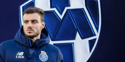 Martín Anselmi junto al escudo de Rayados / FOTO SOPITAS