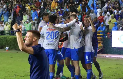 Martín Anselmi levantando dedo y jugadores abrazados/Foto Cruz Azul.