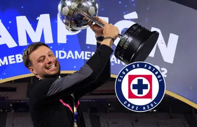 Martín Anselmi levantando título y logo de Cruz Azul/Foto 365scores México.