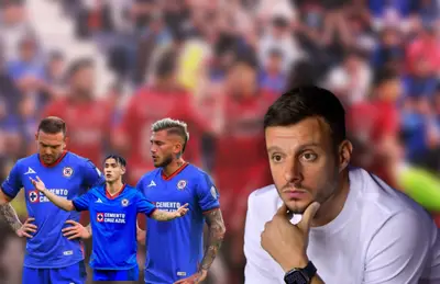 Martín Anselmi pensativo y jugadores de Cruz Azul desconcertados/ Foto Atlas.