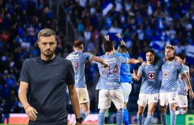 Martín Anselmi pensativo y jugadores de Cruz Azul/ Foto 'X'.
