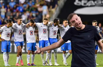 Martín Anselmi reclamando y jugadores de Cruz Azul/ Foto TV Azteca.