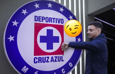 Martín Anselmi revisando reloj, emoji guiñando y escudo de Cruz Azul/Foto TV Azteca.