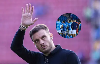 Martín Anselmi saludando y jugadores de Cruz Azul en forma de círculo/Foto Excélsior.