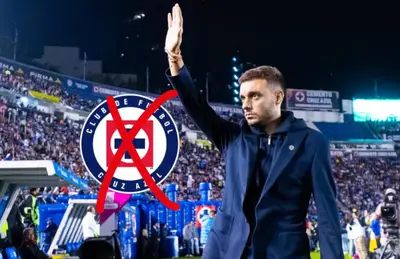 Martín Anselmi saludando y logo de Cruz Azul con un tache/ Foto Mediotiempo.