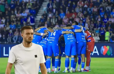 Martín Anselmi serio y jugadores abrazados de fondo/Foto Cruz Azul.