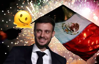 Martín Anselmi sonriendo y emoji a su lado/Foto Viaja Bonito.