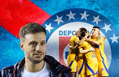 Martín Anselmi sonriendo y jugadores de Tigres abrazados/Foto W Deportes.