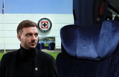 Martín Anselmi sonriente y autobús de Cruz Azul/ Foto Cruz Azul.