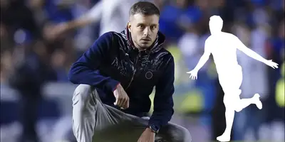 Martín Anselmi viendo el partido en cunclillas. Foto: El Universal