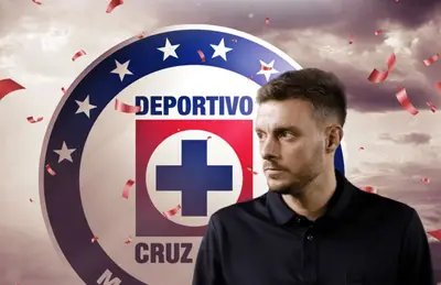 Martín Anselmi y escudo de Cruz Azul/ Foto Atlante.