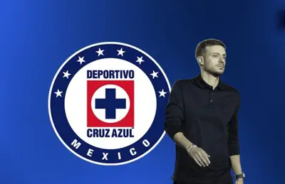 Martín Anselmi y escudo de Cruz Azul/Foto Liga BBVA.