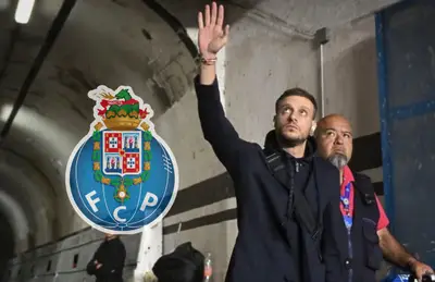 Martín Anselmi y escudo del Porto/Foto Récord.