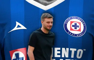 Martín Anselmi y jersey de Cruz Azul/ Foto Pirma.